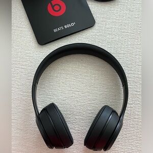 Beats By Dre Solo 3. Wireless, Bluetooth, over-ear earphones. Never used!!